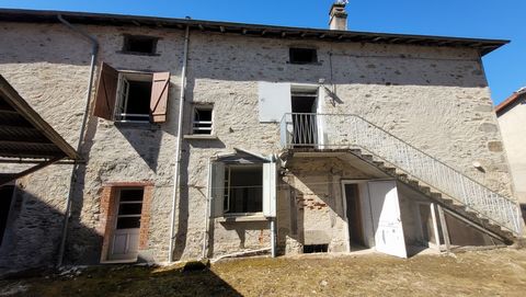 Beautiful stone complex built in 1898 in the heart of Linards, town located in a residential and tourist area 30 minutes from Limoges. This real estate complex of 293 m2 consists of three parts to renovate. Each part represents 98 m2, 55 m2 and 140 m...