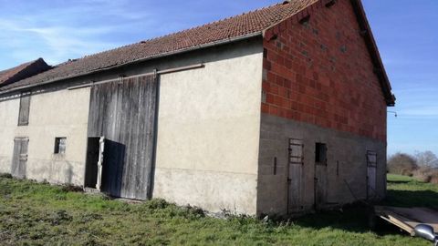 In pretty village near Vichy, serviceable land of 2000m2 with barn to renovate of 200 m2 and small outbuilding. Features: - Garden