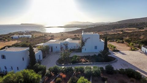 De villa ligt op de meest veilige en meest gewilde locatie op Paros. Het hoofdgebouw bestaat uit een grote dubbele woonkamer met uitzicht op de zee, evenals een kleine eethoek en een prachtige Cycladische keuken. Twee slaapkamers met en-suite badkame...