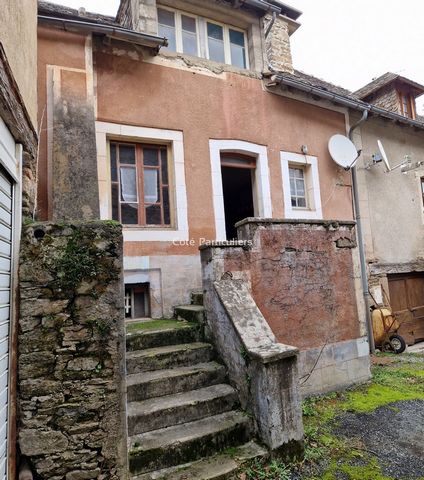 Commune of Flavin, La Capelle Viaur, type 3 house to renovate. The property consists on the ground floor of a cellar of about 20 m2, on the 1st floor, a separate kitchen of 9.45 m2; A living room of 9.72 m2, a bathroom of 7 m2. Under the attic 2 bedr...