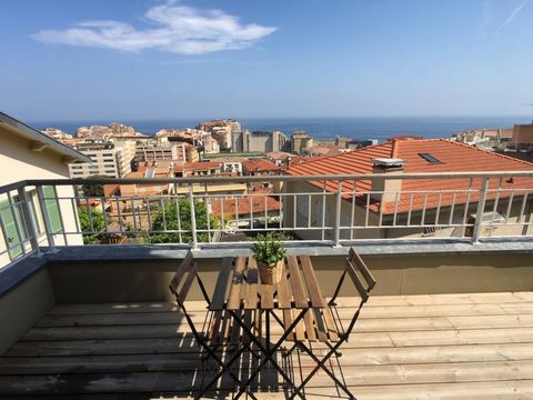 Located a few minutes from the CHPG of Monaco, in a charming condominium renovated in 2017, the immobilia team is pleased to present this atypical 2-room apartment with a living area of 36.33 m2. Fully equipped and furnished, this apartment enjoys vi...
