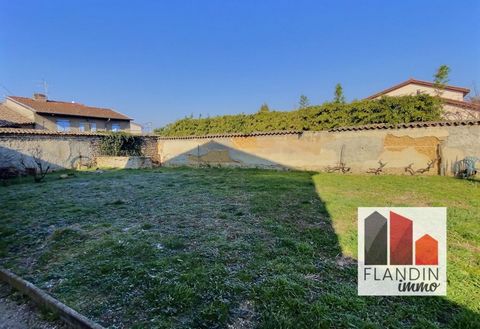 EXCLUSIVITY - In the town of Millery, in the heart of the village, go from the idea to the project thanks to this beautiful flat plot of 298m2 at the bottom of a dead end and quiet to imagine your future villa. The selling price is set at €205,000. F...