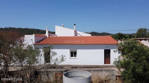Landhuis met land en ruïne in de Serra do Malhão, in Salir. Villa is gelegen in een rustige omgeving en biedt een landelijke levensstijl, ligt op 7 km van de dichtstbijzijnde dorpen - Salir en Alte, op 25 km van de stranden van Albufeira en Quarteira...