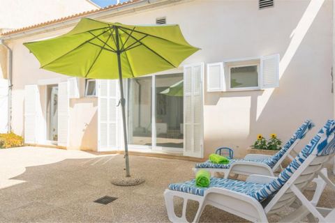 Welcome to this little house on the second line of the sea located in the quiet area of Son Serra de Marina and very close to the beach. This semi-detached house will make your holidays an unforgettable experience. The living room is a quiet place to...