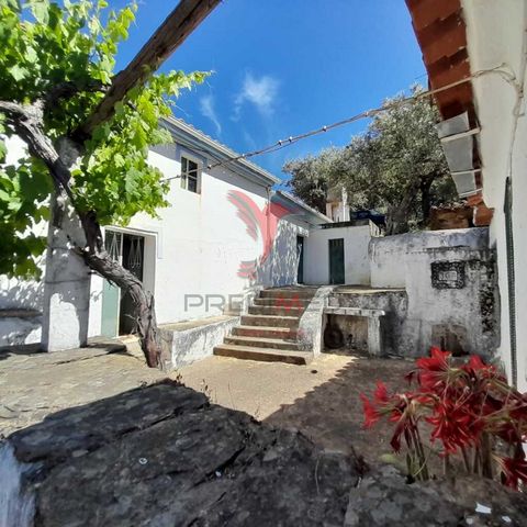 Located in the heart of the Serra de São Mamede in Portalegre in the parish of São Julião, close to the border with Spain (Rabaça) is this small farm with 5 250 m2 with good sun exposure. The villa has electricity and borehole water. With about 50 ol...