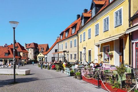 Willkommen im Sommerparadies Gotland und in dieser schönen Wohnung in der Weltkulturerbestadt Visby! Hier wohnen Sie in einer sehr schönen Wohnung, nur wenige Gehminuten und somit in bequemer Entfernung zu guten Restaurants, Einkaufsmöglichkeiten, sc...