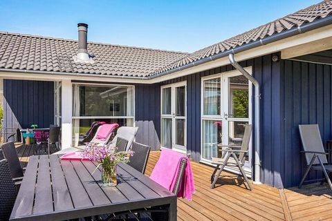 Questo cottage costruito nel 2009 appare in un chiaro stile scandinavo con arredi moderni si trova a 400 metri da una delle migliori spiagge sabbiose d'Europa - Balka Beach, che è molto adatta ai disabili in quanto conduce una rampa di legno fino all...