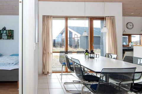 Ferienhaus mit Blick auf den Nissum Fjord, das modern eingerichtet ist und sich aufgrund der Schlafzimmeraufteilung auch für zwei Familien eignet. Es gibt ein Badezimmer mit Whirlpool sowie eine Gästetoilette. Das Haus liegt in landschaftlich reizvol...