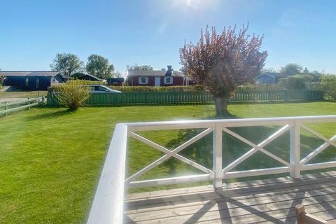 Only 450 m away from the beautiful sandy beach you will find this lovely summer paradise with a cozy wood burning stove, two patios and a large garden. Located in the south part of Varberg municipality, in Björkäng and is only 300 m away from the clo...