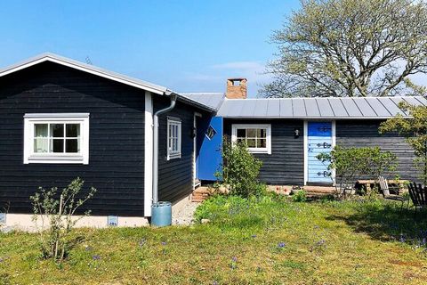 Welcome to a fantastic holiday home in cozy Lofta on Öland's west coast with only 300m to the sea and beautiful Horn's coastal path. The winding gravel road near the sea between Äleklinta and Horns udde is one of Öland's biggest attractions, here you...