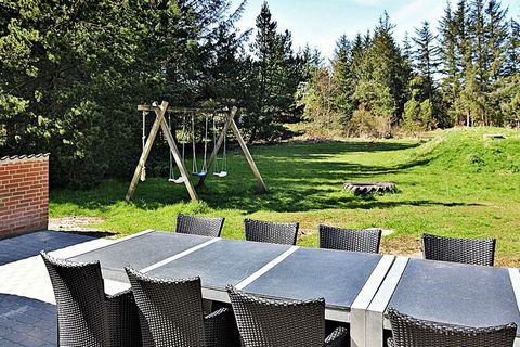 Gut ausgestattetes Ferienhaus mit Poolbereich mit einem 21 m² großen Swimmingpool mit Gegenstromanlage, Rutsche und Kinderpool. Außerdem gibt es hier einen Whirlpool für vier Personen sowie eine Sauna. Der Wohnraum ist mit verschiedenartiger Möblieru...