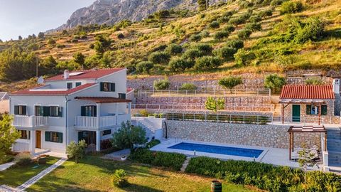 Location: Omis Sea: 0.6 km City center: 3 km Inside space: 330 m2 Plot size: 2069 m2 Bedrooms: 4 Bathrooms: 5 Air-conditioner Floor heating: bathrooms Swimming pool Parking: 4 Pantry Patio Features: - Air Conditioning - Dishwasher - Furnished - Inter...