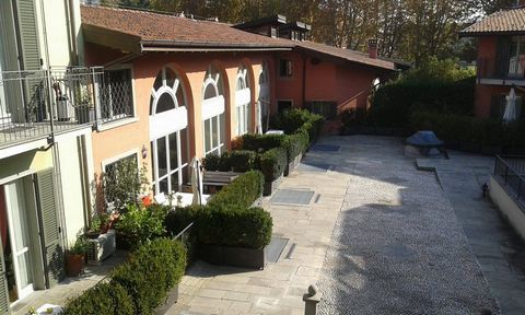 Bergamo, w bezpośrednim sąsiedztwie centrum, oferujemy do sprzedaży duże dwupokojowe mieszkanie o powierzchni 80 metrów kwadratowych, w którym istnieje możliwość uzyskania drugiej sypialni. Nieruchomość osadzona jest w nowym kontekście, który był prz...