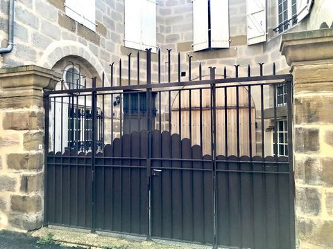 Superb fire house in the very center of Brive. It includes a residential part and an office part which can be independent, however the two can be connected to make one home. Its courtyard and garage make it a privileged property. Information on the r...