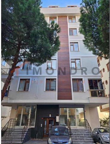 El apartamento en venta se encuentra en Maltepe. Maltepe es un distrito situado en el lado asiático de Estambul. Se encuentra en la costa del mar de Mármara y es famosa por sus hermosas playas. La zona es mayoritariamente residencial, pero también cu...