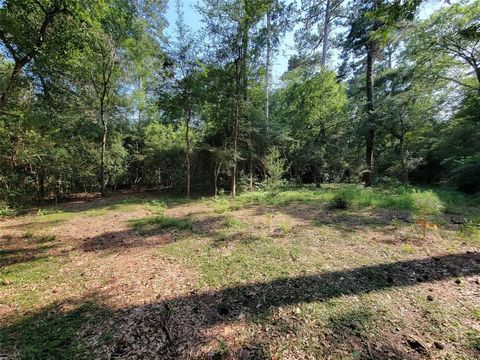 In Pine Oak Forest of Houston, this vacant lot is in a PRIME LOCATION. Near shops, dining, and schools you can't beat the functionality of a perfectly located home. The lot features a variety of large shade trees for a stunning, lush aesthetic. At 1....