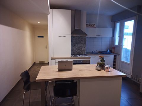 Venez visiter ce bel appartement T2 de 71m2 au centre ville de Carhaix-Plouguer. Rénové en 2021, il se compose d'une cuisine aménagée et équipée, d'un grand séjour lumineux, d'une chambre, d'une salle d'eau et d'un WC séparé. L'appartement est vendu ...