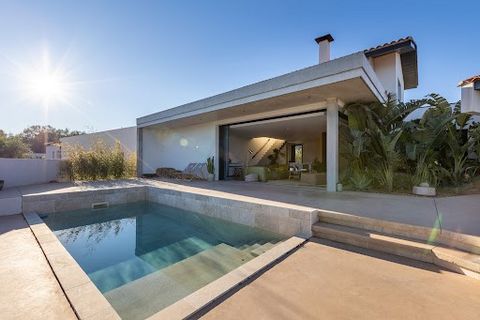 Located in one of our prettiest towns, close to THUIR and 20 minutes from PERPIGNAN, superb traditional villa bathed in light and entirely open onto a garden not overlooked and harmoniously landscaped. Designed with quality materials, equipped with l...
