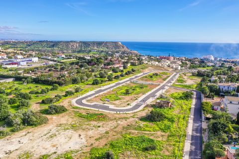Located in the heart of the sought-after new urbanization of Monte Lemos in Praia da Luz, this exceptional plot offers a unique opportunity to build the house of your dreams. With a generous area of 1515m2, this plot is ideally intended to accommodat...