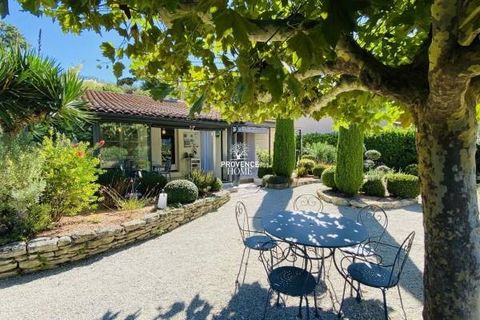 Provence Home, l'agence immobilière du Luberon, vous propose à la vente, cette charmante maison de plain-pied d'environ 132 m², idéalement située à quelques pas du village d'Oppède. Nichée au cœur d'un jardin paysager de 700 m², elle offre une vue sp...