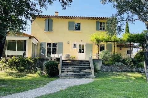 Located a few minutes walk in the charming village of Mouriès, in a quiet secure residence, you will be seduced by this individual architect's bastide from the 2000s, bright and tastefully renovated. On the ground floor, this property offers you a pl...