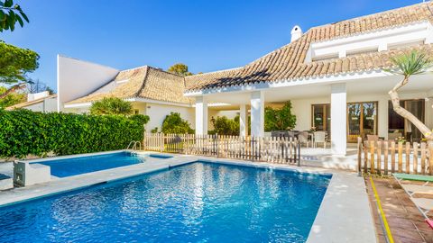Located in Puerto Banús. 4 bedroom contemporary style villa with capacity for 8 people. Located a few meters from the beach to enjoy the sun. from the typical restaurants of the beach and its exceptional Mediterranean food. A few min. shopping center...