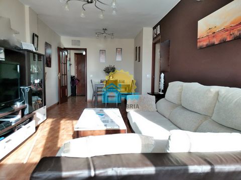 *INMOUMBRIA* PRICE DROP of this magnificent apartment in the familiar neighborhood of Las Colonias. From the entrance hall there is access to a spacious and bright kitchen with laundry room and access to a large shared communal patio. The house has a...
