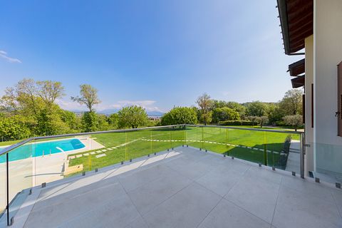 Immersed in the green of a naturalistic park, a few minutes from the center of Desenzano and the lake inserted in a residence of only 6 units, we offer for sale large attic apartment. The apartment is arranged on two levels, first and second floor se...