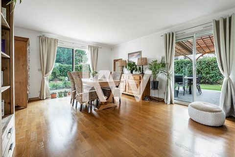 KW Partners, François Joly and Sylvie Thierry are pleased to present this house in the heart of the village in Saint-Prix, 300 meters from the national forest of Montmorency. On a plot of 911 m², wooded and landscaped, located in a private driveway, ...