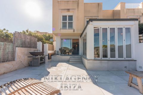 Townhouse in Cala Vadella fully renovated Welcome to paradise in Ibiza Cala Vadella! This charming townhouse, located just a 5-minute walk from the beach, is a real estate gem in an exclusive residential complex of 11 houses with a communal pool and ...