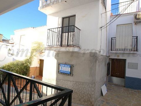 Spacious townhouse in the quite village of Arenas, located in the center near the road from Vélez-Málaga to Corumbela. However small from the outside this property has lots of space and possibilities. It has been constructed over 2 floors with the li...