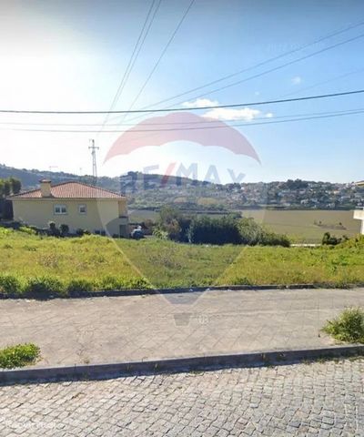 Urban land for sale. Plot of land with 865m² for construction of individual housing with implantation area of the building of 230m² and gross construction area of 460m². Good location and good sun exposure, easy access, close to commerce. Book a visi...
