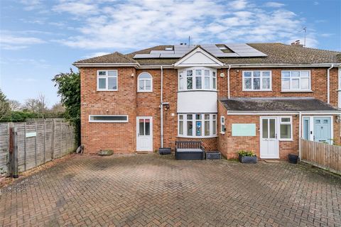 Rarely available this seven bedroom, six bathroom residential property in the heart of the Georgian Market town of Olney. This Freehold property boasts 2800 square feet and offers off road car parking to the front for six vehicles. Sympathetically ex...