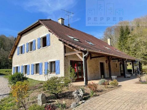 On the banks of a charming little river, in a bucolic location, a large property on more than 8330 m2 was completely completely renovated three years ago. The Doue which crosses the estate brings a real cachet to this property which is located in a r...