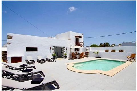 Estupendo Lanzarote se complace en ofrecer a la venta esta gran propiedad que consta de 2 estudios y apartamentos de 2 x 1 dormitorio en la casa principal y una casa de campo de 2 dormitorios situada en el mismo terreno. Esta original casa de estilo ...