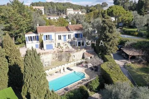 LE CANNET RÉSIDENTIEL- Large, charming house dating from 1915, once owned by a Russian count, with sea views, total living area of 528m2 set in 2765m2 of south-facing grounds with swimming pool. Main villa of 377m2 comprising several reception rooms,...