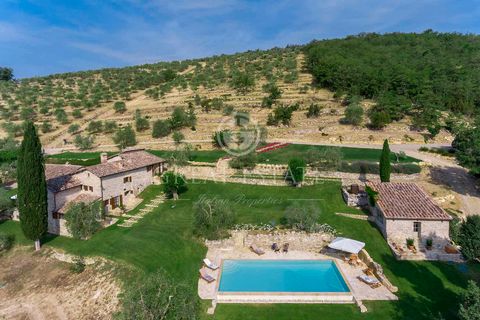 Marvellous property with swimming pool for sale in Radda in Chianti, Siena. This spectacular 523 sqm estate is located in the heart of the Chianti region. The luxurious main house is on three levels: on the ground floor there is an entrance hall, a b...