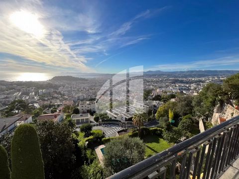 NICE MONT BORON //-4 ROOMS PANORAMIC VIEW// Exceptional view for this large luxury apartment in Nice in one of the most beautiful condominiums. In the residential area of Mont-Boron, in the immediate vicinity of the Col de Villefranche, in a very hig...