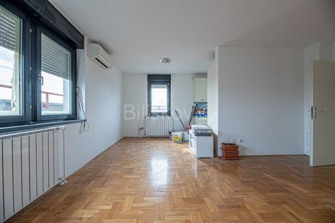www.biliskov.com  ID: 14039 Trešnjevka, near Ericsson Beautiful, comfortable, four-room apartment, surface area 95.54 m2, on the top floor of a building that was built in 2005. The building has an elevator. The excellently used space consists of a li...