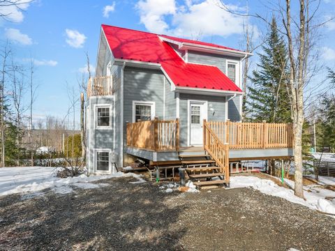 Magnificent recent house in nature located a few steps from Lake Lovering and a few minutes from downtown Magog. This charming property on 3 floors with a mezzanine opening onto the master bedroom with adjoining bathroom will charm you with its uniqu...