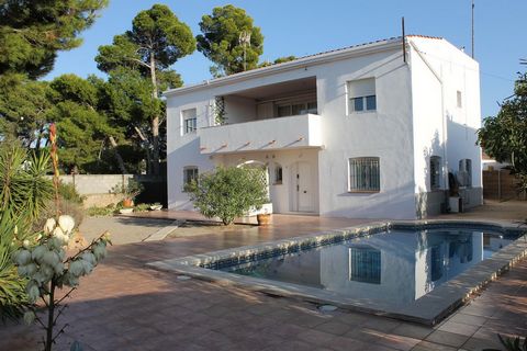 100 m from the beach of Riells, spacious villa and two independent apartments built on a plot of 700 m2, quiet at the end of a passage. On the ground floor there are two apartments, each with 2 bedrooms, bathroom, kitchen, living room, terrace. Air/c...