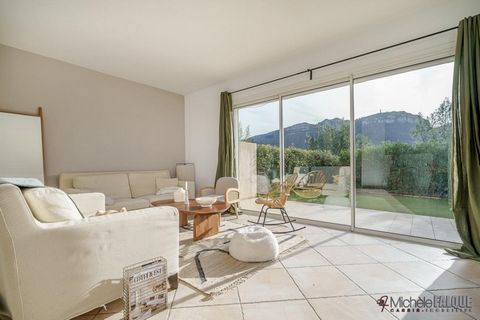 renovated villa in Cassis, 1km from the city center, with quick access to the outside of Cassis, it is part of a closed domain. This bright property enjoys a wide view of Cap Canaille and the Crown of Charlemagne, offering a spectacle that changes co...