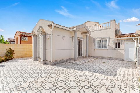 We present this wonderful Sem detached House in the Torrealmendros Urbanization, in the Torretas area. This magnificent house consists of 2 very spacious double rooms with air conditioning, 1 complete bathroom, 1 fully equipped American kitchen and a...