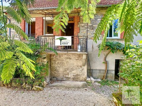 Between Cajarc and Figeac, in a charming village steeped in history and architectural authenticity, this stone town house, with 80m² of living space and more than 40m² of convertible attic space, associated with its very sought-after 90m² garden, awa...
