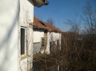 Price: €3.500,00 District: Vratsa Category: House Area: 118 sq.m. Plot Size: 1300 sq.m. Bedrooms: 1 Bathrooms: 1 Location: Countryside Old rural property with a plot of land located in the outskirts of a big village near a river 60 km north of Vratsa...