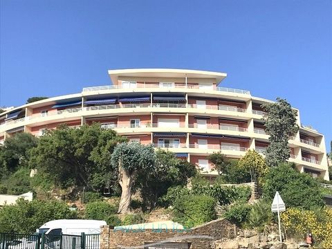 T3 apartment of 68 M2 in a very sought-after luxury residence near the port of Le Lavandou and the City Center. Comprising 2 bedrooms, entrance, living room, bathroom, separate toilet, kitchen open to living room. air conditioning Large terrace of 90...