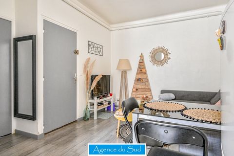 AUBAGNE in EXCLUSIVITY Apartment type 2 of 28.52 m2 in carrez located in the historic center of the city in a small condominium of 4 floors. Apartment on the 3rd of 4, consists of a pleasant living room, an open kitchen, a bathroom, a separate toilet...