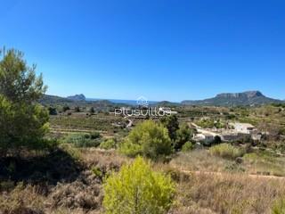 If you are looking for the perfect place to build your dream home in Benissa, look no further! Privileged location: Situated in a quiet residential area, this plot is only a three minute drive from the charming town of Benissa. Here, you can enjoy th...
