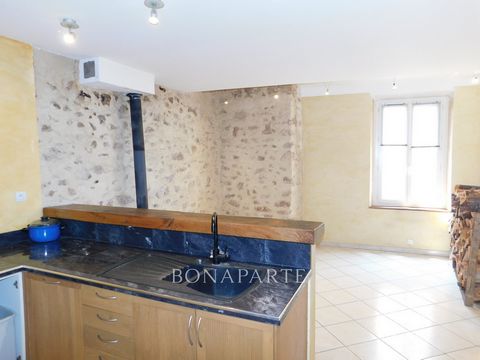 For sale this pretty, bright T2, with beautiful volumes and its proximity to the center of the village of Cotignac. It consists of a fitted kitchen open to the dining room (26m2) with wood burning stove. (wood reserve on site) A living room, a bedroo...