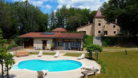 This magnificent property, nestled on the Causse de Saint Cirq Lapopie, will charm you both with the surrounding nature, imbued with calm and serenity, and with the modernity and cozy comfort of the interior. The main house is an old renovated buildi...